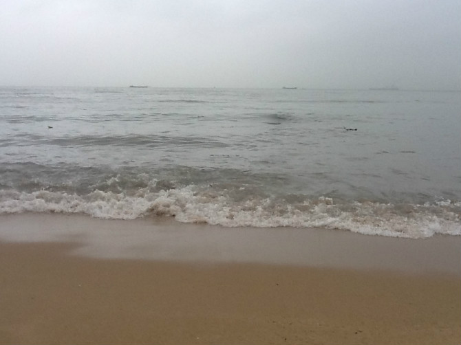 “雨中的沙滩”